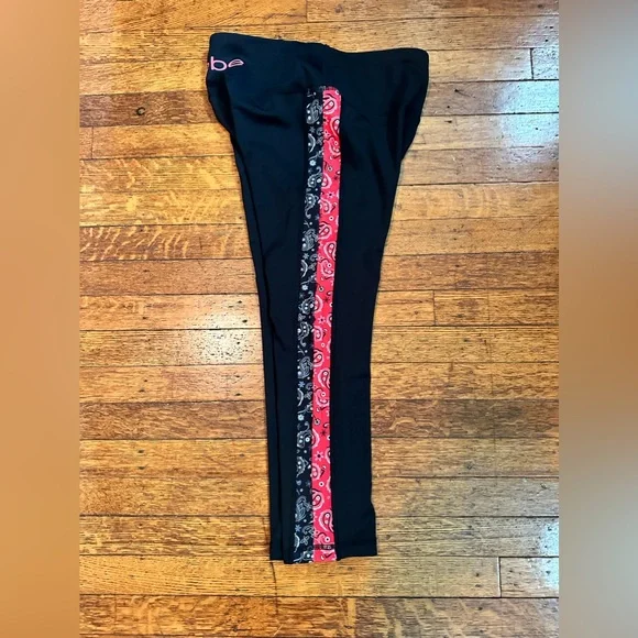 New Bebe Sport Women Double Print Hibiscus (Red)/Black Capri Leggings Activewear - Picture 5 of 7